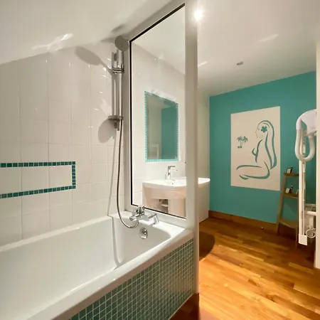 Chateau Moncassin 게스트하우스 4*