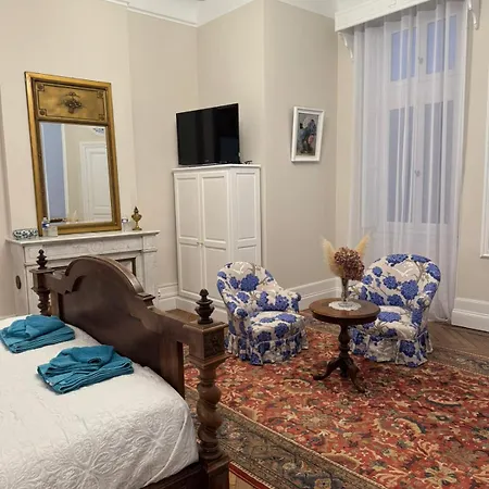 Chateau Moncassin Гостевой дом 4*