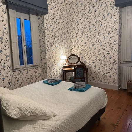 Chateau Moncassin בית הארחה