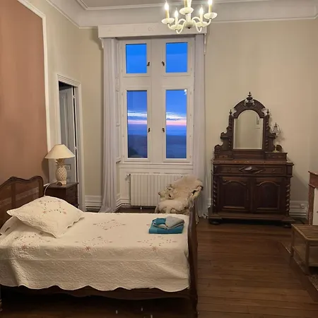 בית הארחה Chateau Moncassin 4*