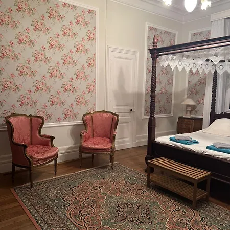 Chateau Moncassin Гостевой дом 4*