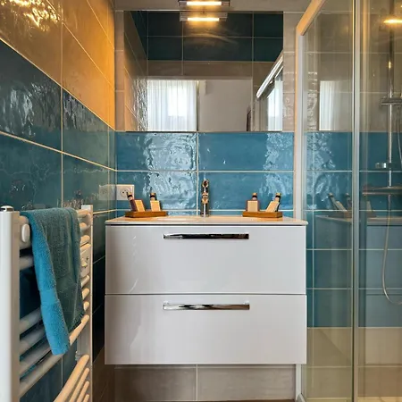 Chateau Moncassin בית הארחה 4*