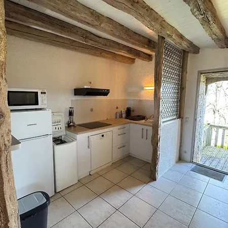 Chateau Moncassin בית הארחה 4*