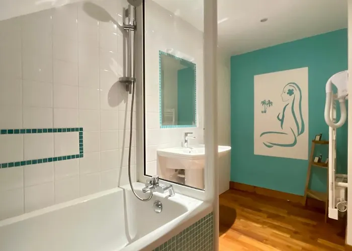 Chateau Moncassin בית הארחה 4*