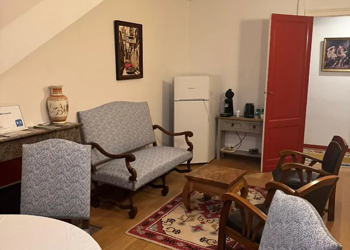 Chateau Moncassin בית הארחה 4*