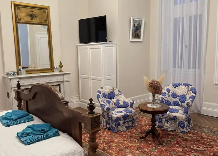 Chateau Moncassin בית הארחה 4*