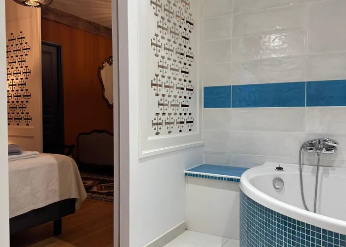 Chateau Moncassin בית הארחה