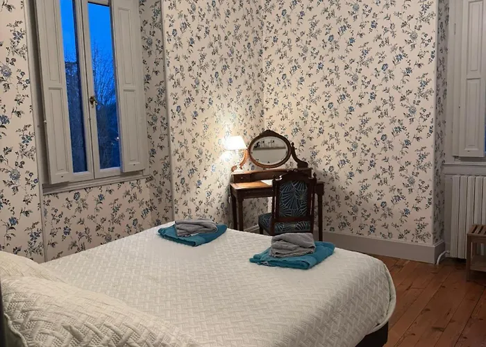 Chateau Moncassin בית הארחה