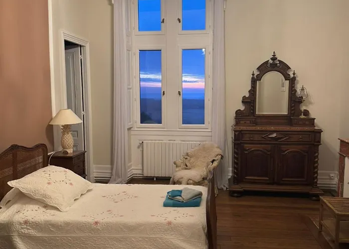 Pensión Chateau Moncassin 4*