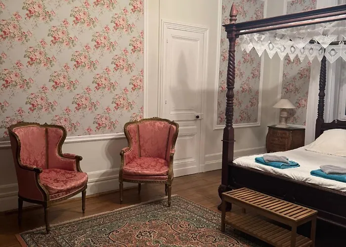 Chateau Moncassin בית הארחה 4*