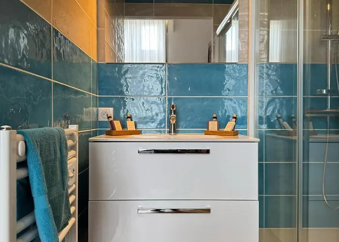 Chateau Moncassin בית הארחה 4*