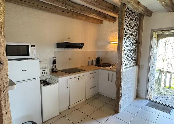 Chateau Moncassin בית הארחה 4*