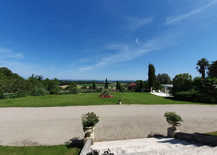 Chateau Moncassin בית הארחה 4*